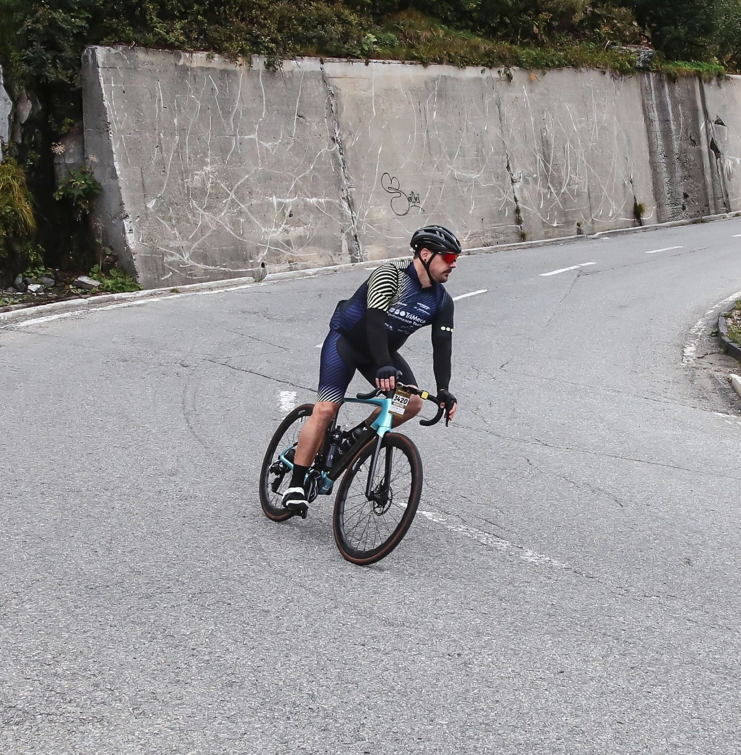 Gregor Frei von Whitestone Cycles auf einem Cannondale LAB71 Supersix EVO 1  bei der Abfahrt des Gotthardpass