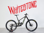 Santa Cruz Nomad 90 in Schwarz – Rechte Seitenansicht mit Whitestone-Logo